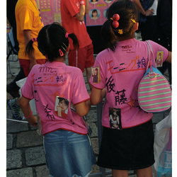 13-Harajuku_-_Morning_Musume_fans-20020727