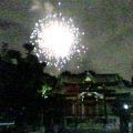 photo:  feu d'artifice au dessus d'un temple a Asakusa