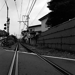 photo: kamakura, les rails de la ligne enoden